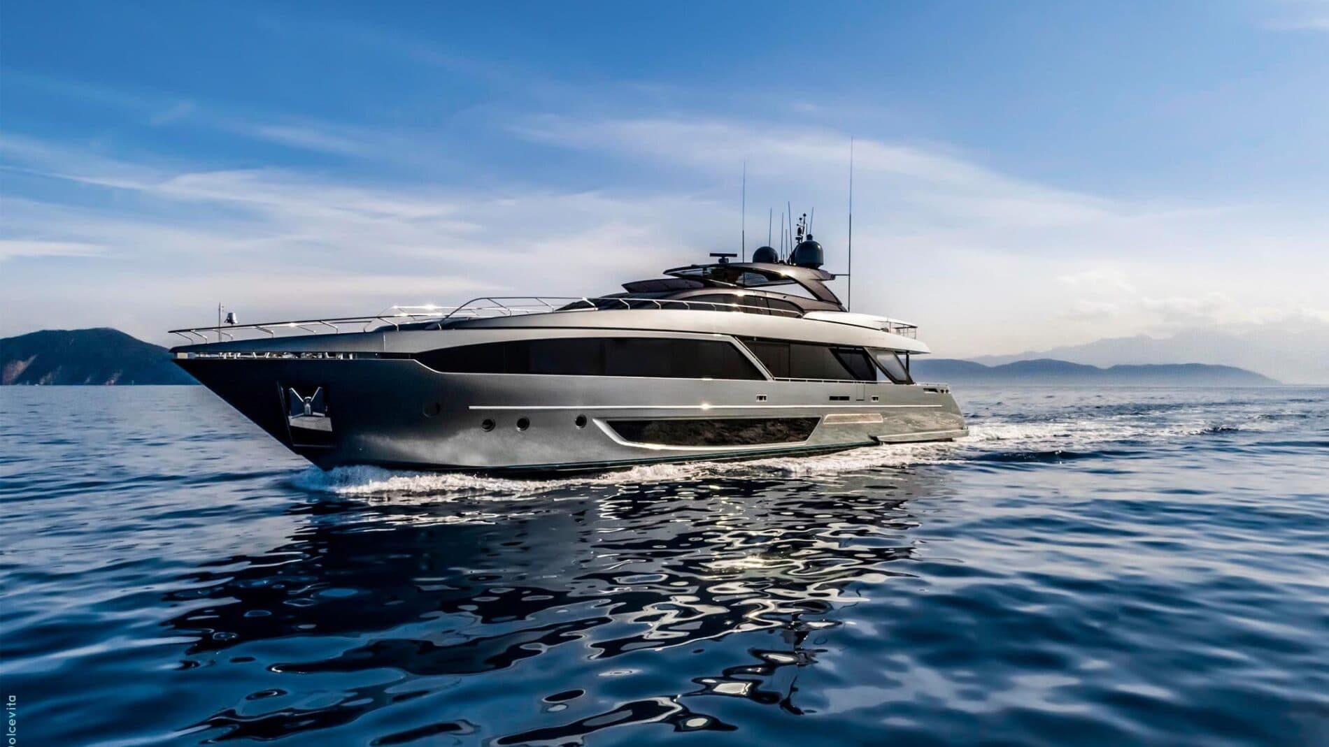 Motor yacht FIGURATI 33.5m by Riva — photo 2