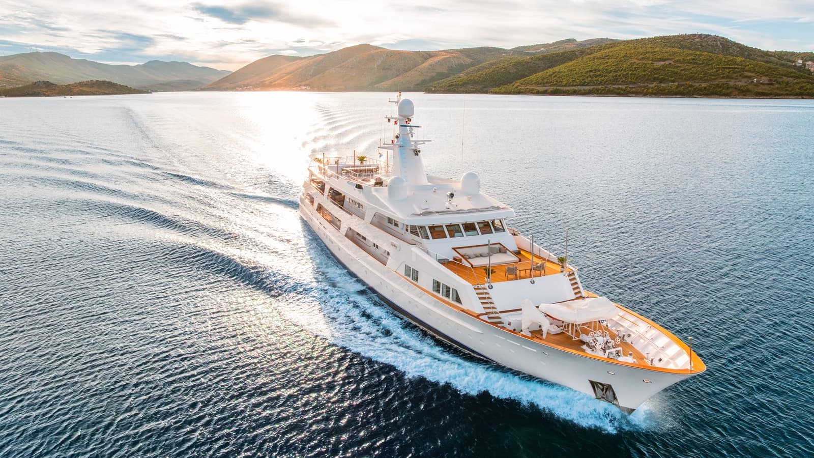VICTORY - ext running | Drivas Yachts