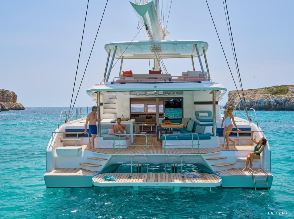 HYDRUS - ext stern | Drivas Yachts