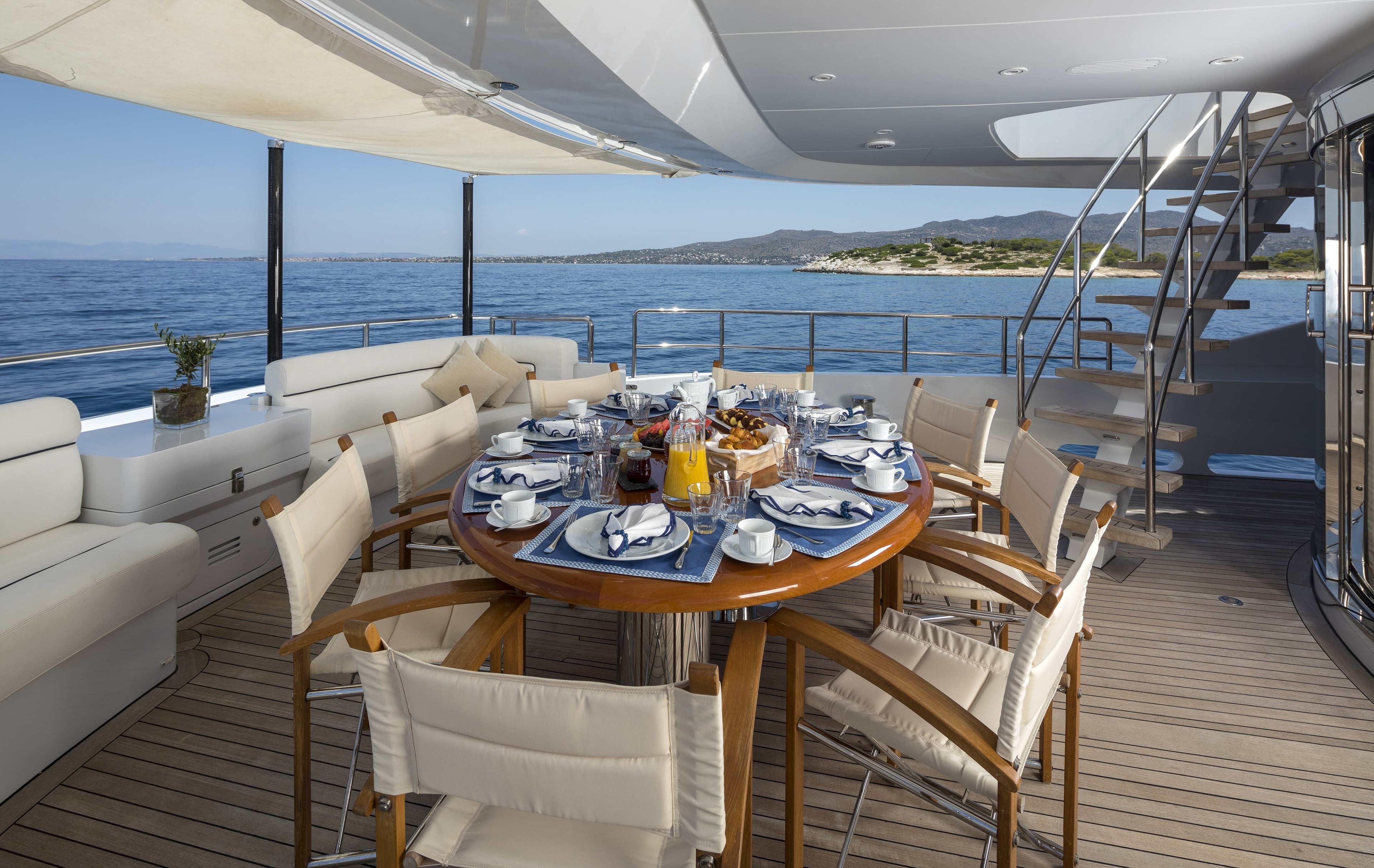 L'EQUINOX - deck aft | Drivas Yachts