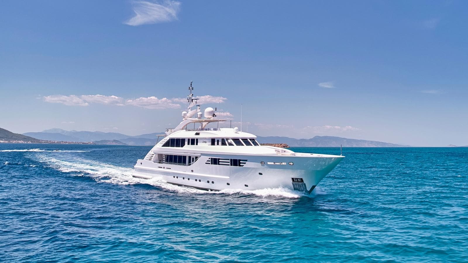 OASIS - ext running | Drivas Yachts