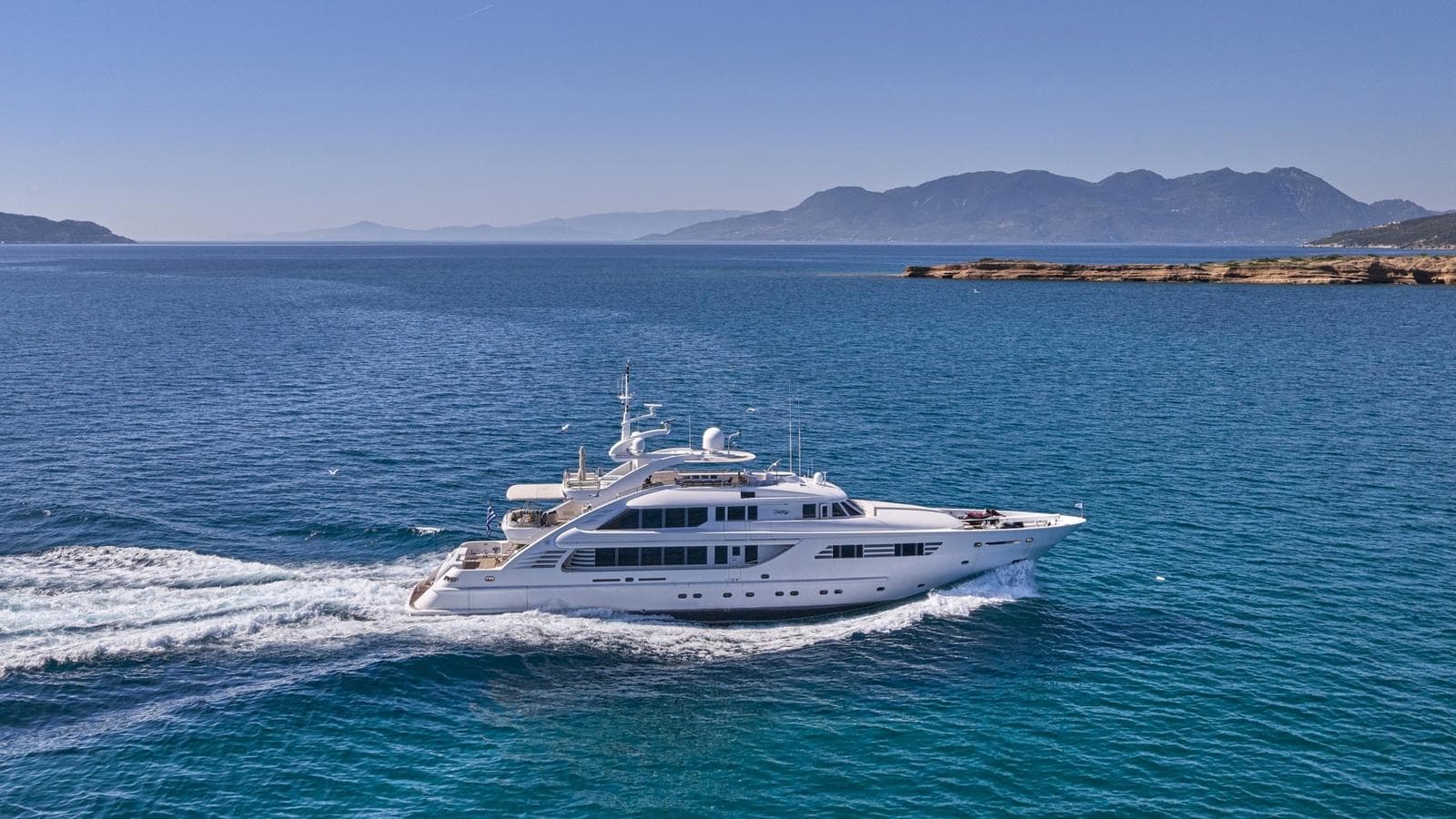 OASIS - ext running | Drivas Yachts