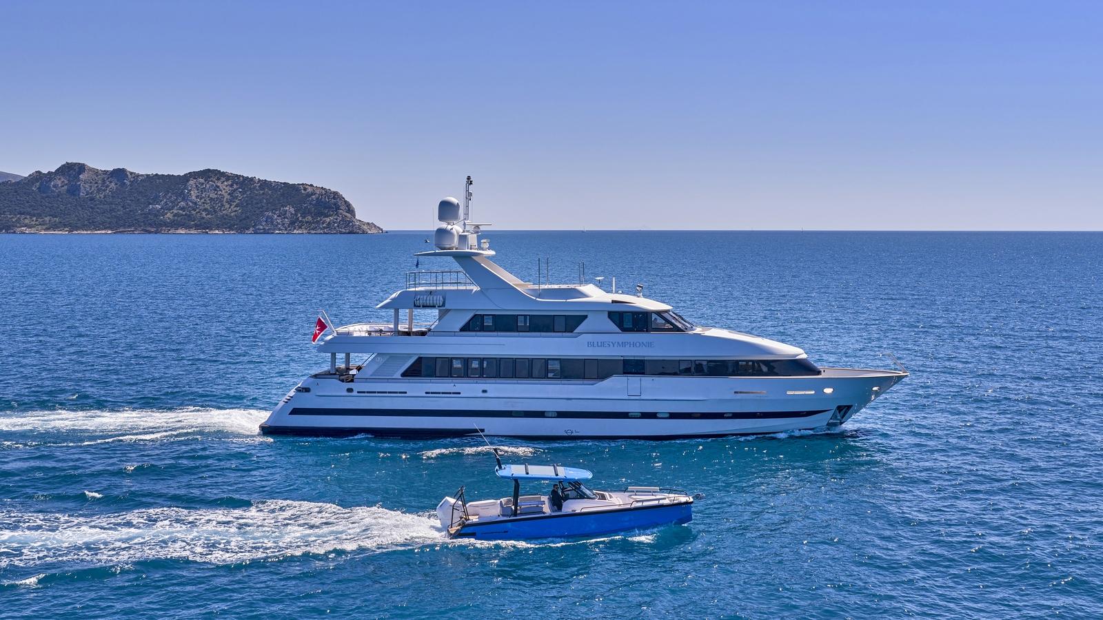 BLUE SYMPHONIE - ext | Drivas Yachts