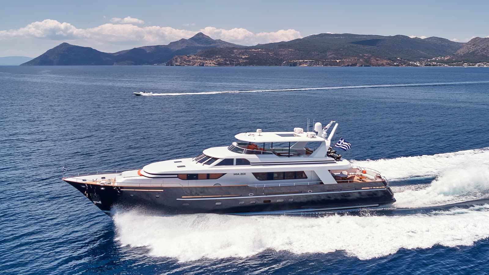MIA ZOI - ext running | Drivas Yachts
