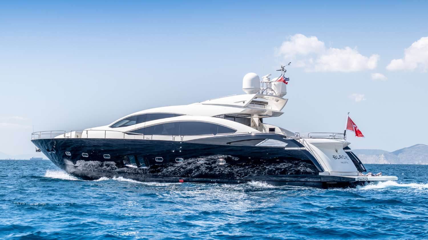 Motor yacht BLADE 6 28m by Sunseeker — photo 3
