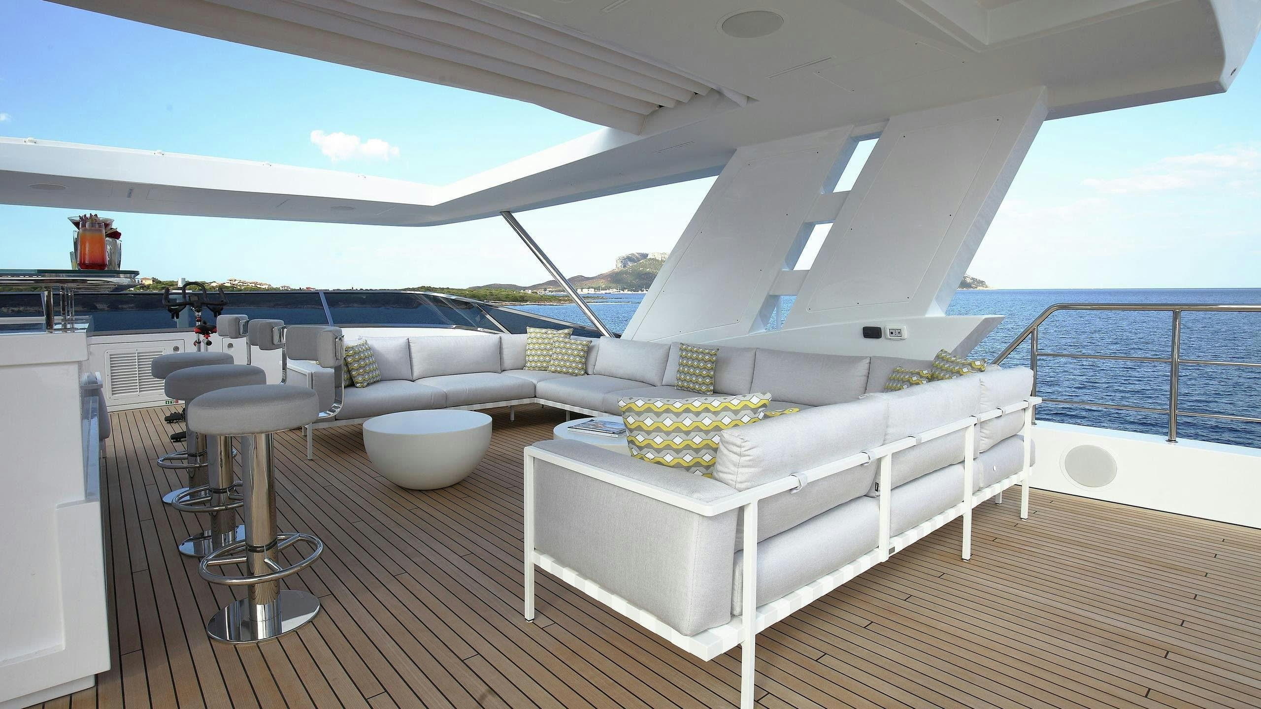 WILLOW - deck fore | Drivas Yachts