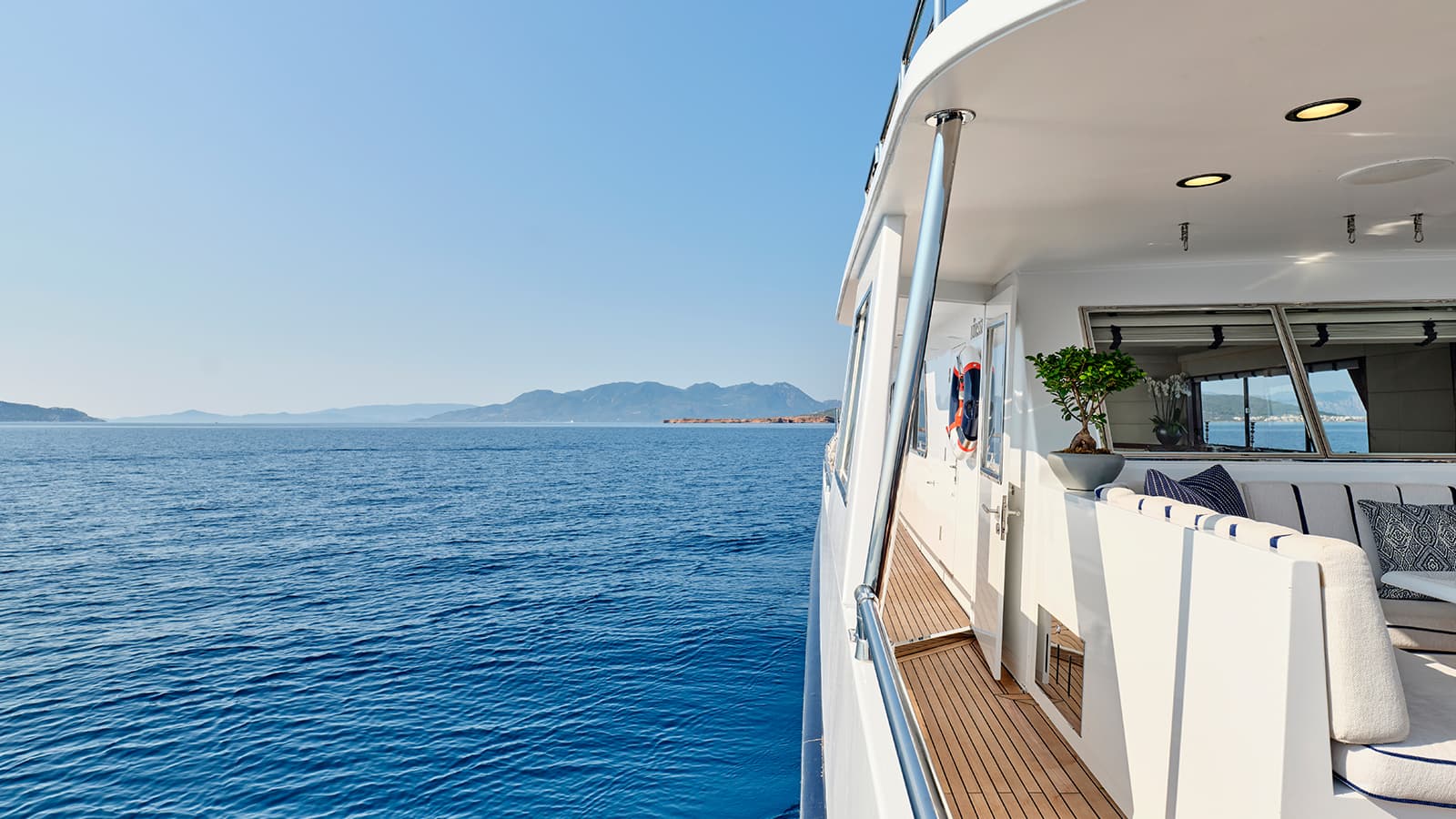 ALAYA - deck aft | Drivas Yachts