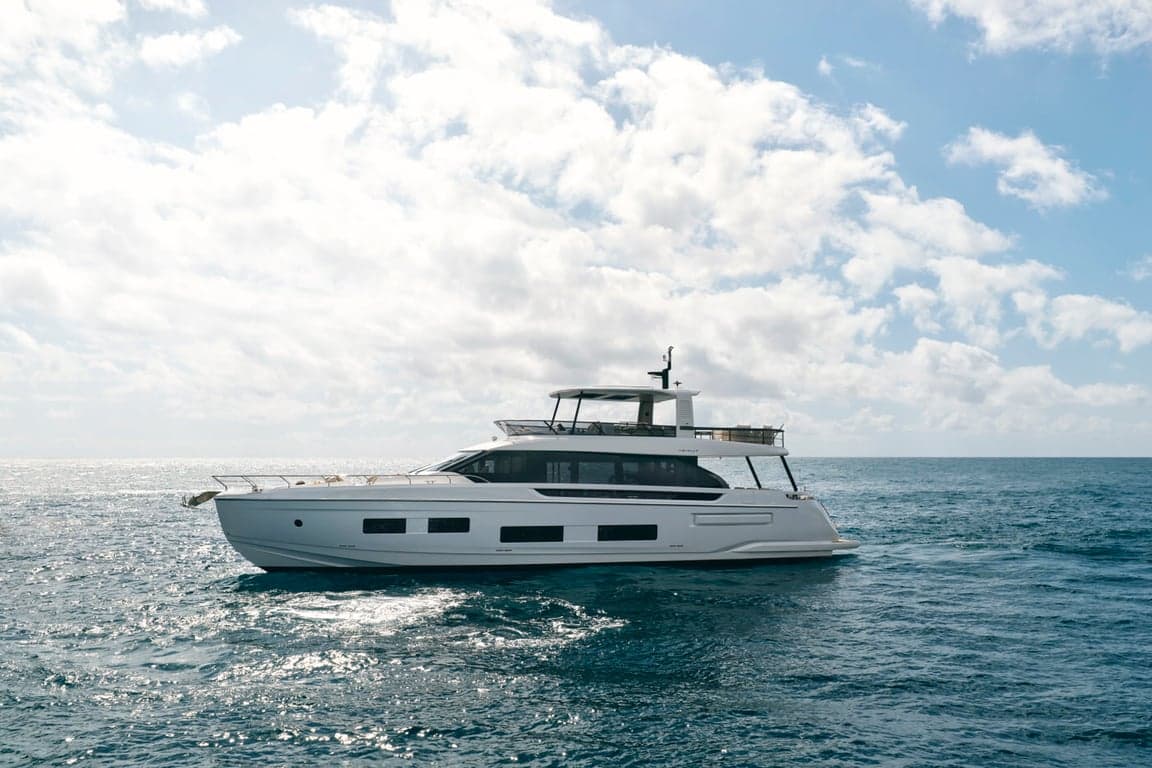 EXPLORA - ext | Drivas Yachts