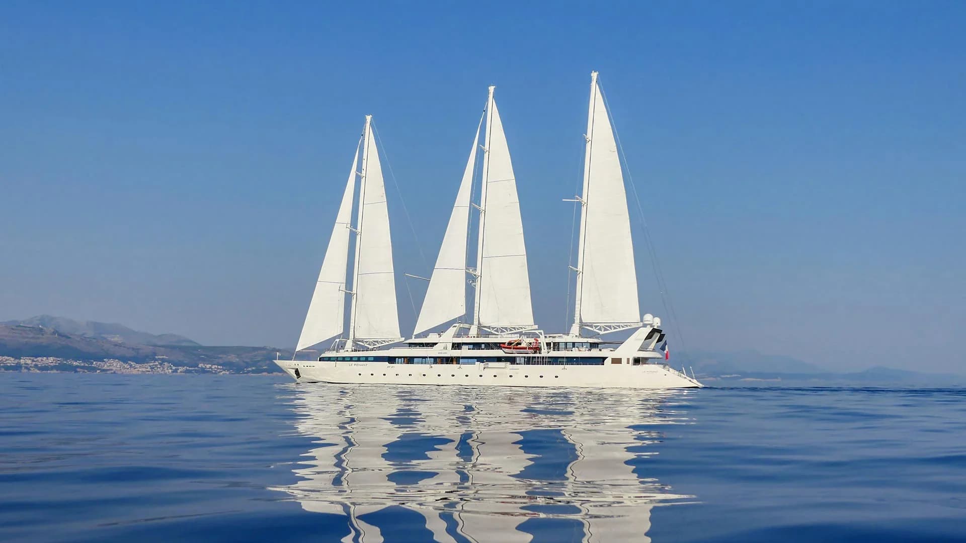 LE PONANT - ext stbd | Drivas Yachts