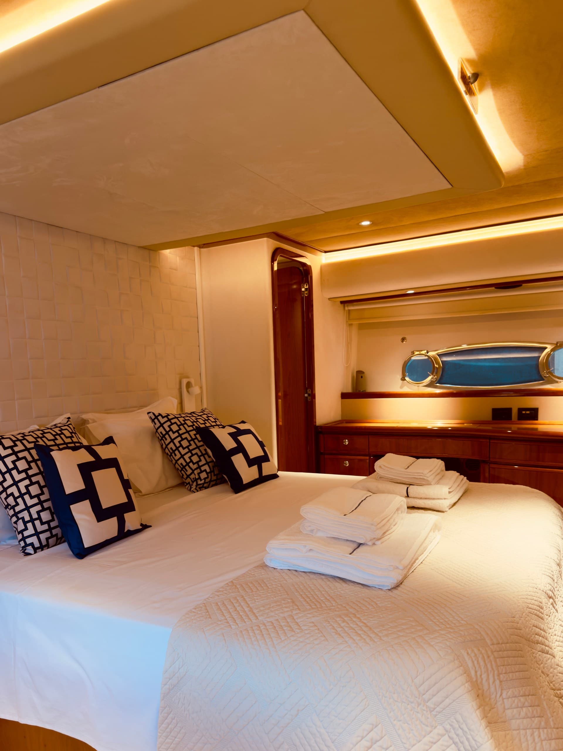 Motor yacht ARCELIA 23.5m by Ferretti — interior