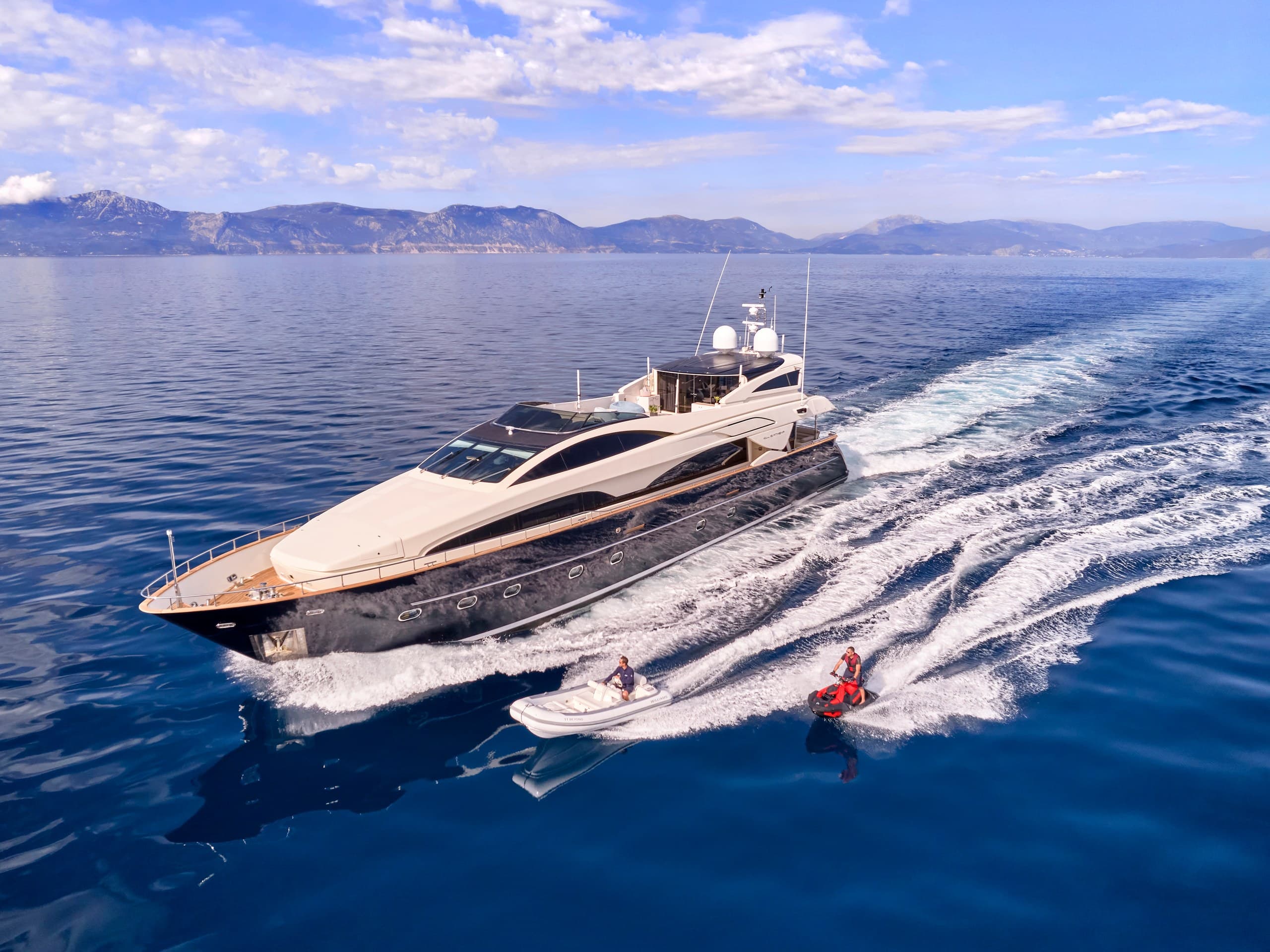 BEYOND - ext running | Drivas Yachts
