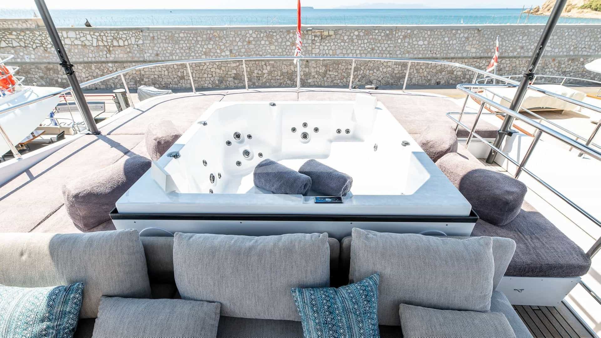 LIVA - deck aft | Drivas Yachts