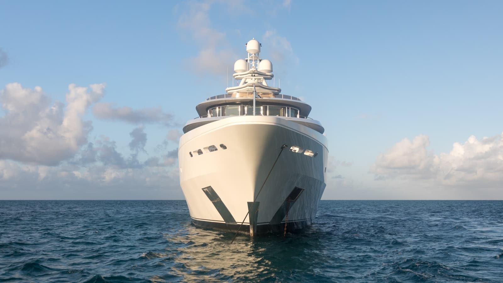 LUCKY LADY - ext bow | Drivas Yachts