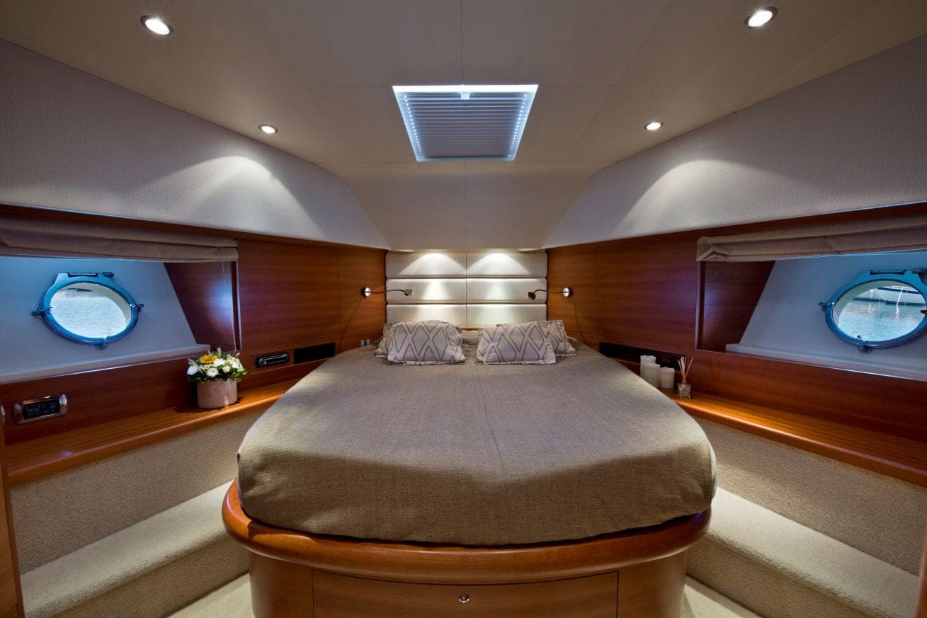 july-motor-yacht-vip-stateroom_valef 3