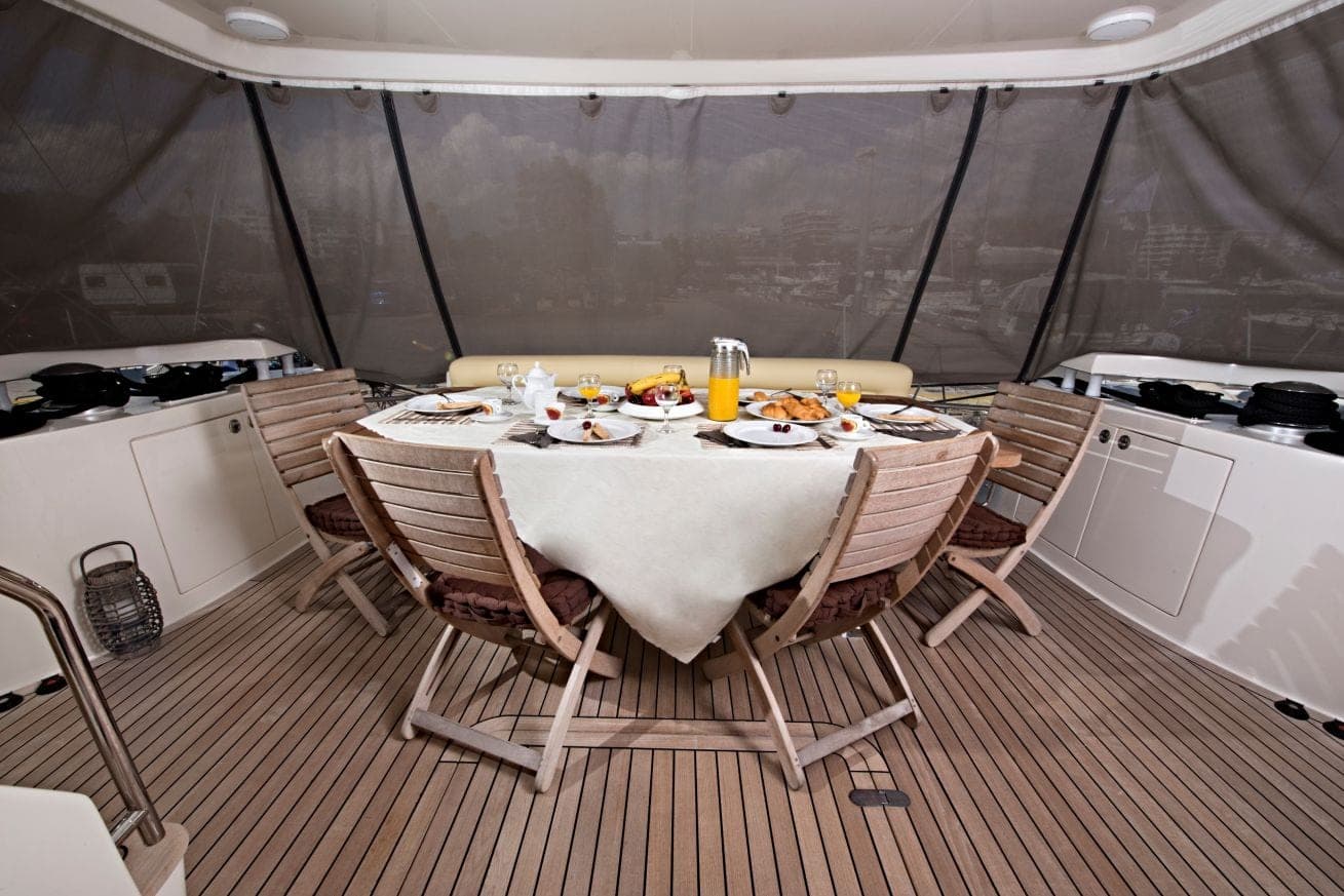 july-motor-yacht-aft-deck_valef 3