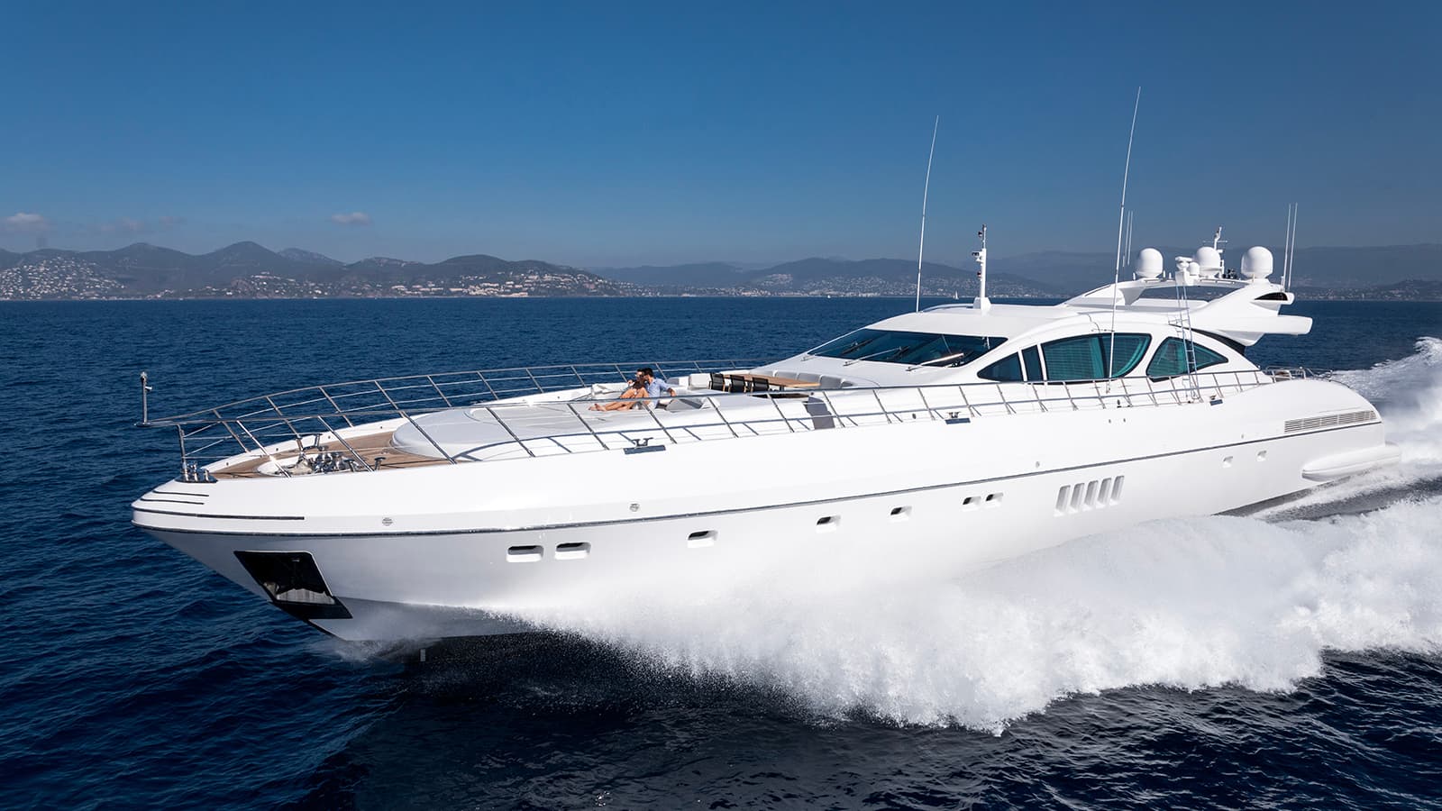 BEACHOUSE - ext running | Drivas Yachts