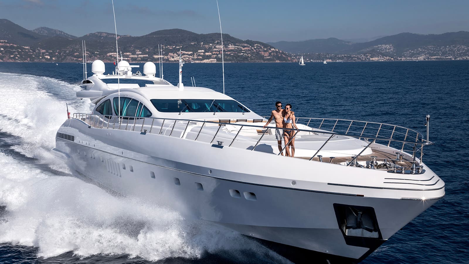 BEACHOUSE - ext running | Drivas Yachts