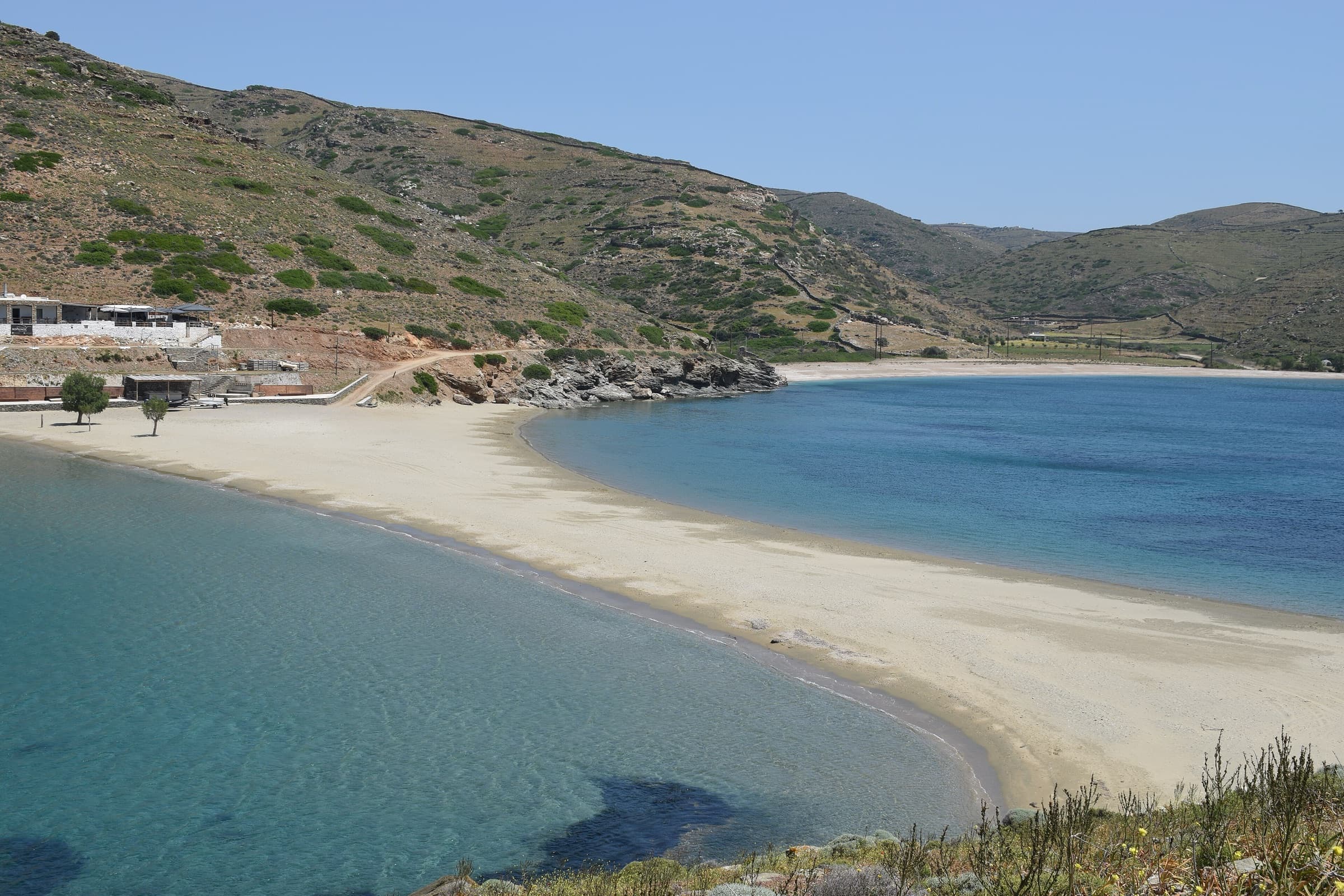 Kolona, Kythnos — the double-sided sandy isthmus anchorage