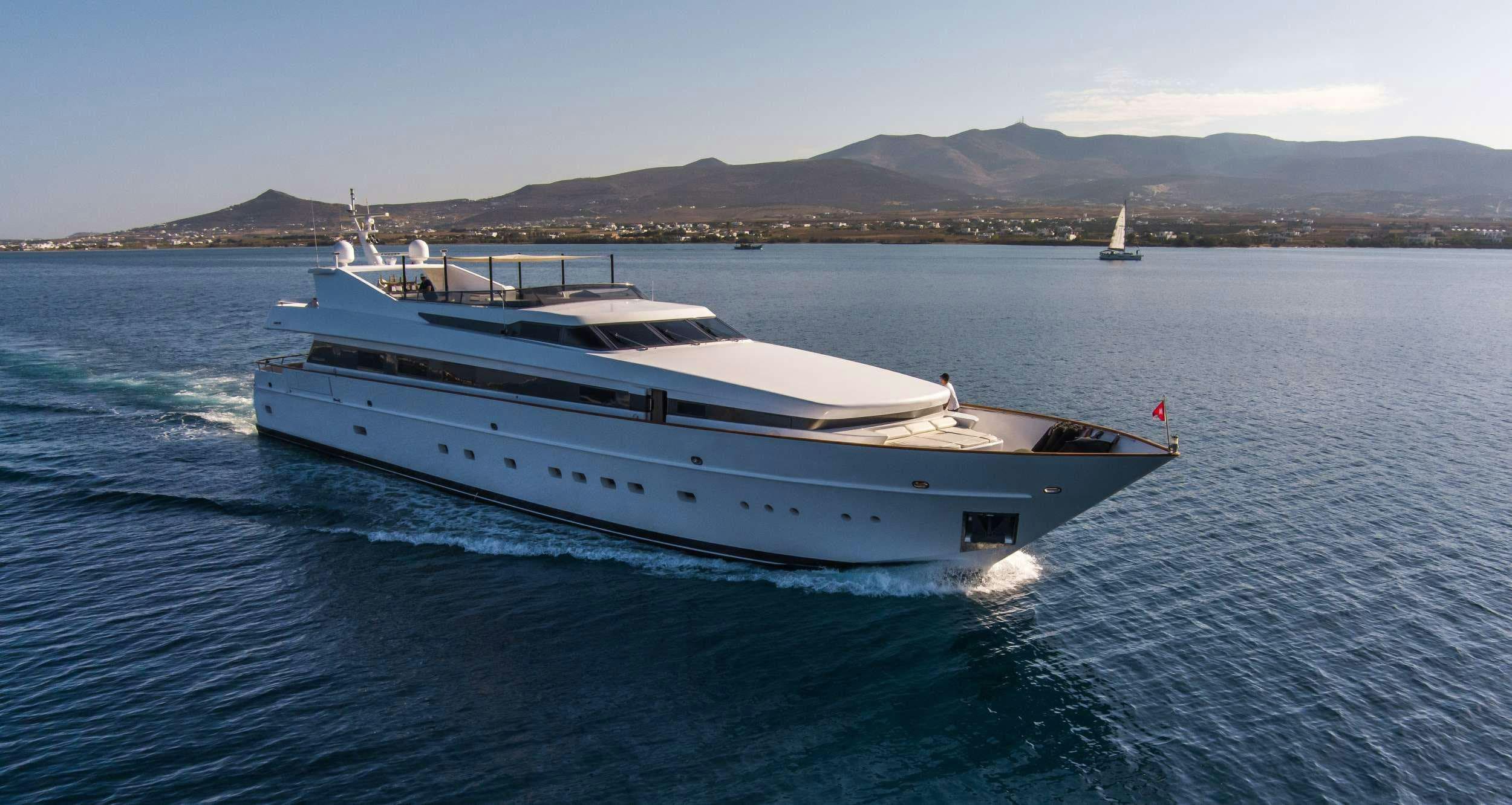 Motor yacht MOBIUS 38m