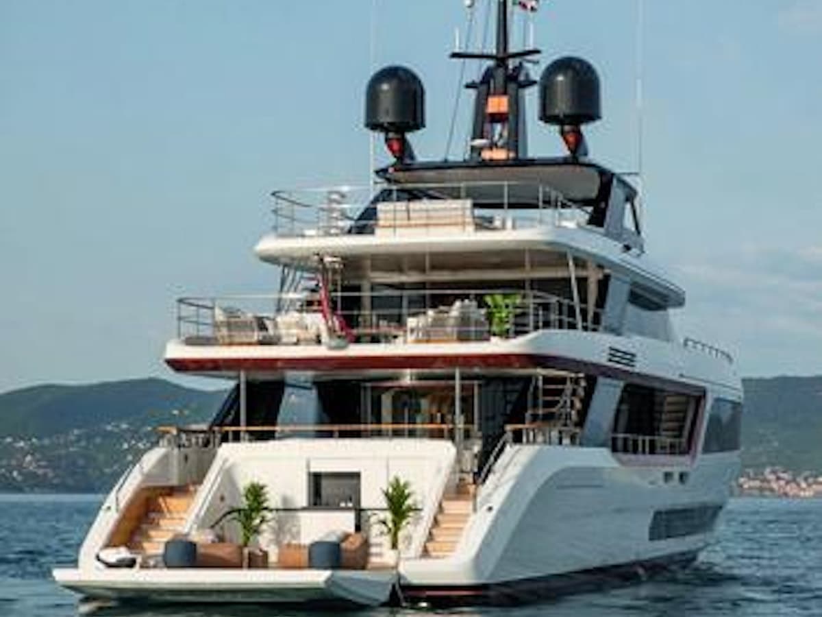 Motor yacht LEGEND 37m by Benetti