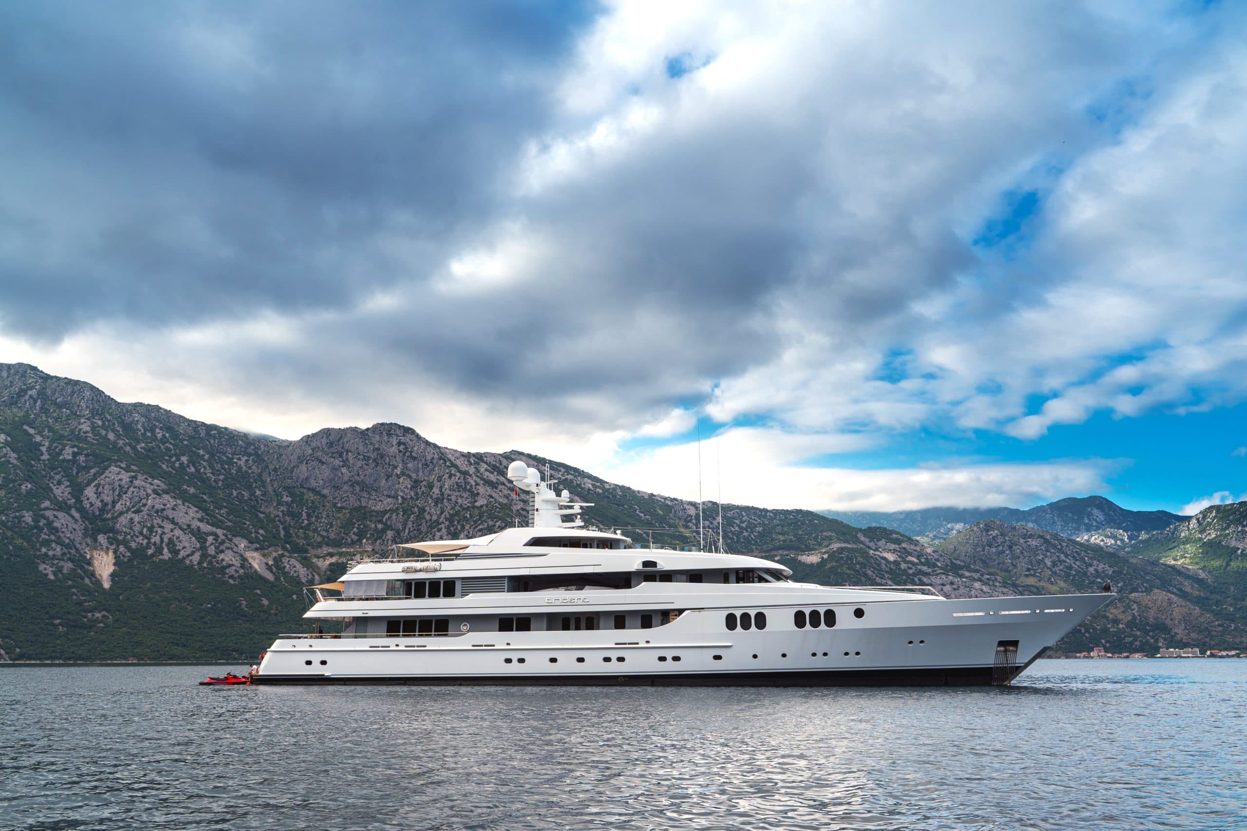 Motor yacht TRIDENT 65.2m by Feadship