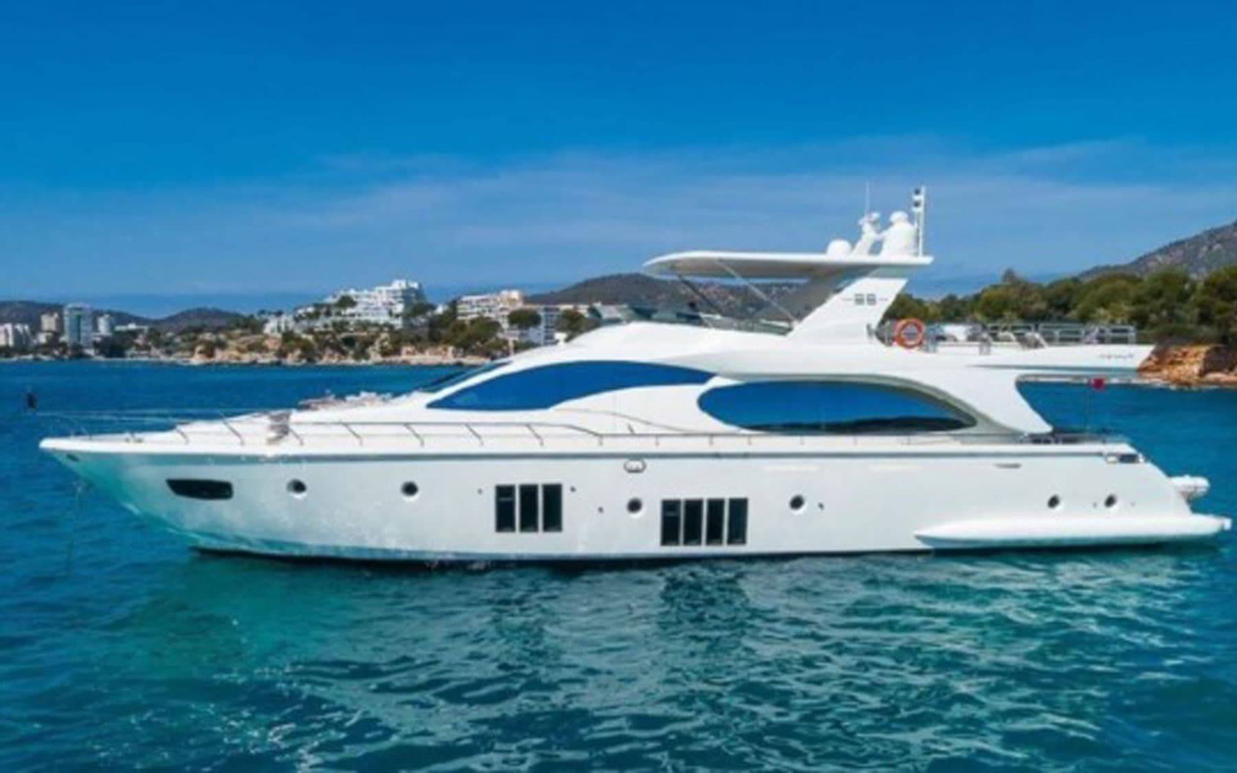 Motor yacht LA FENICE 26.8m by Azimut