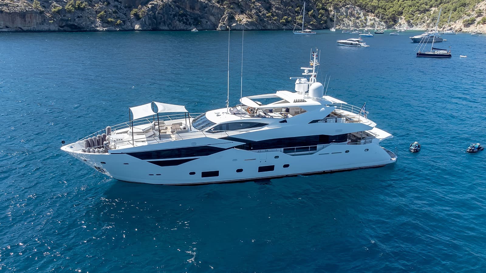 Motor yacht NOROADER 35.4m by Sunseeker