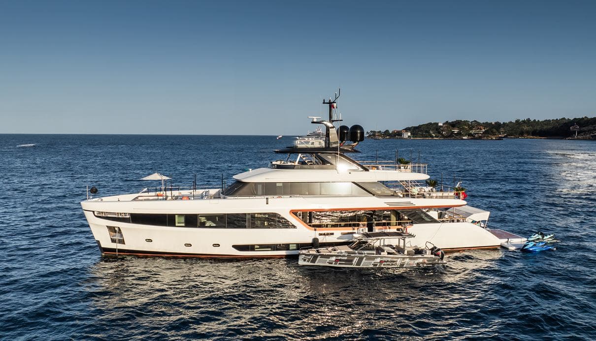 Motor yacht Alluria 36.9m by Benetti