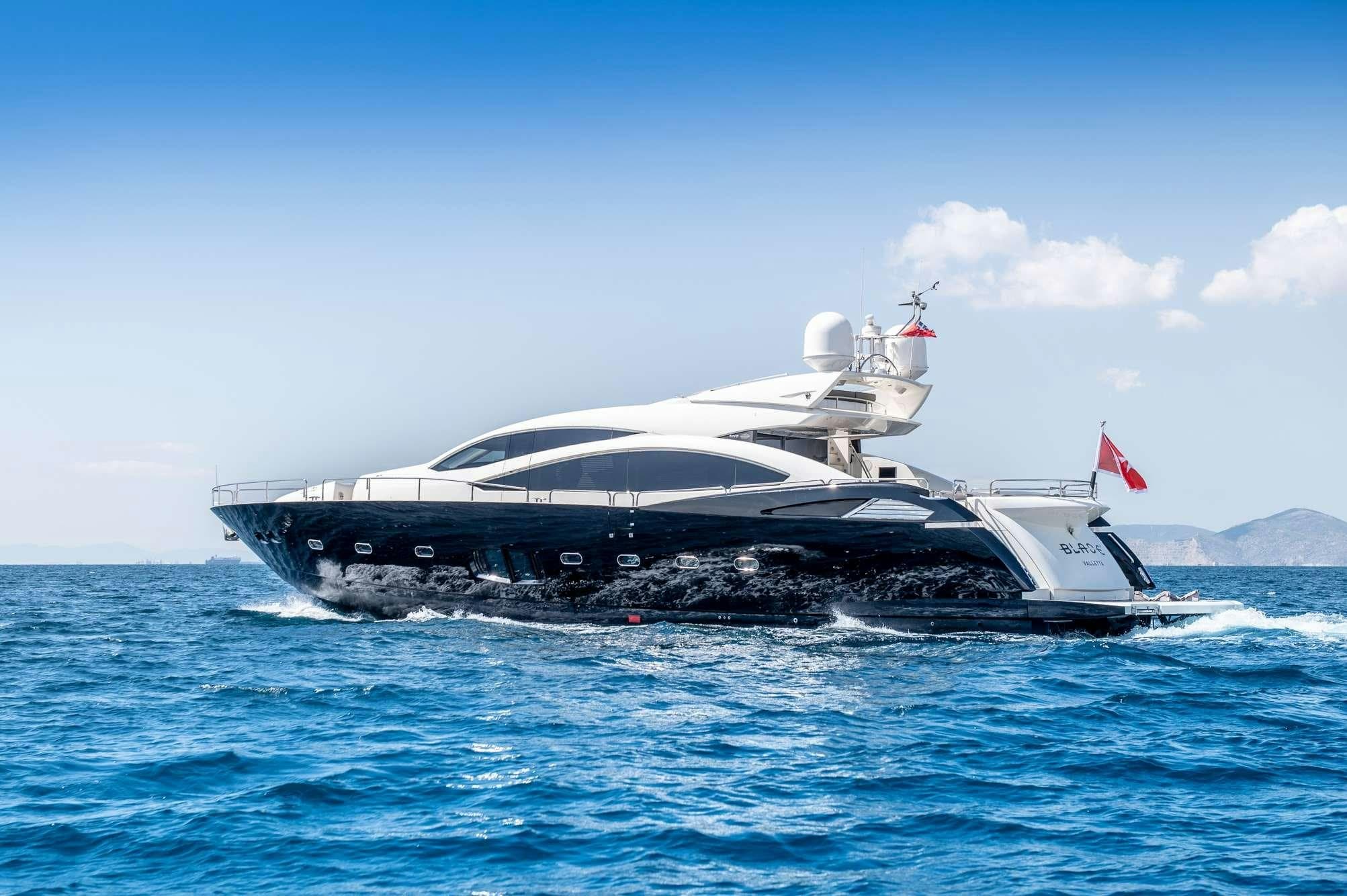 Motor yacht BLADE 6 28m by Sunseeker