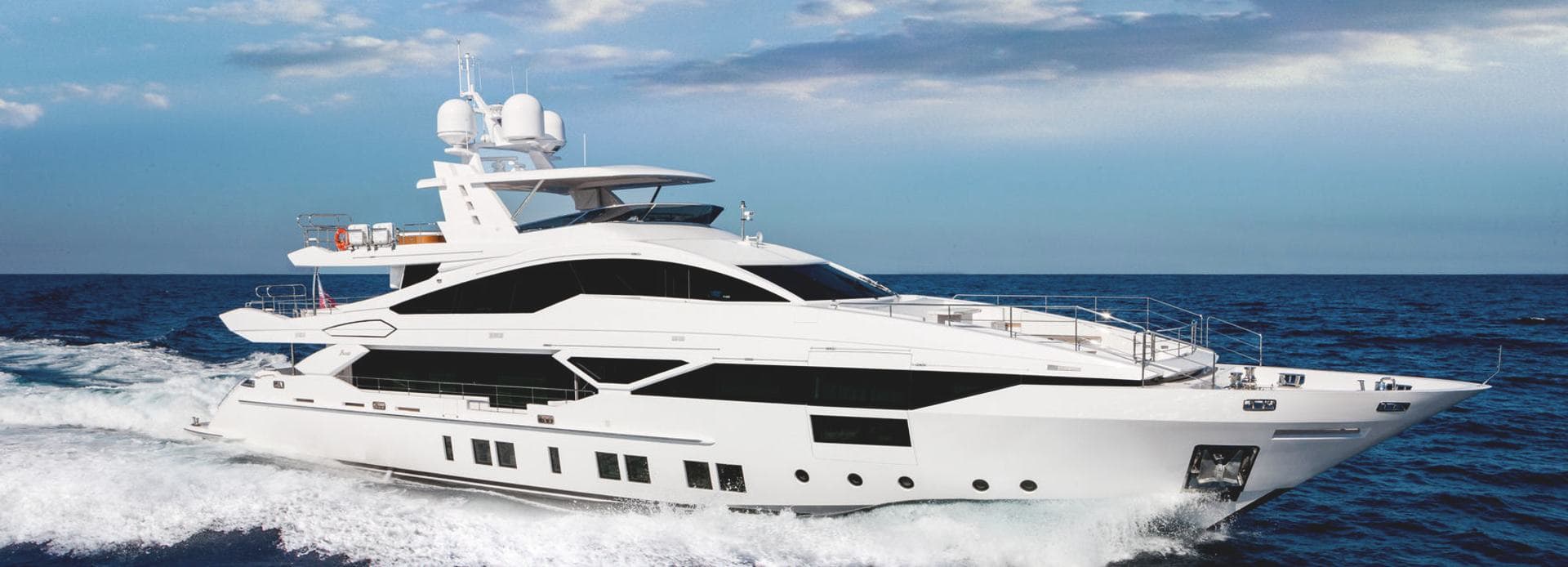 Motor yacht New Waves 42m by Benetti