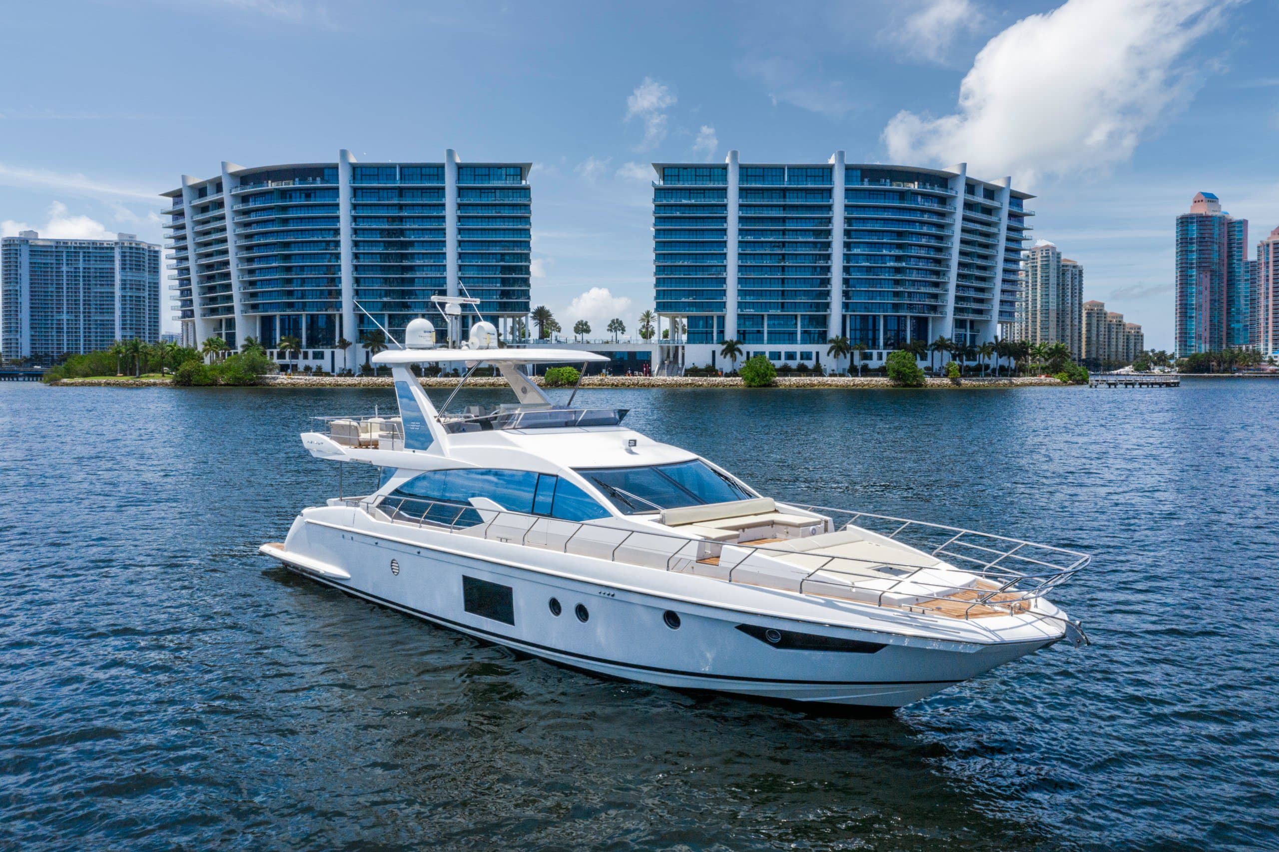 Motor yacht LE GRAND BLEU 20.7m