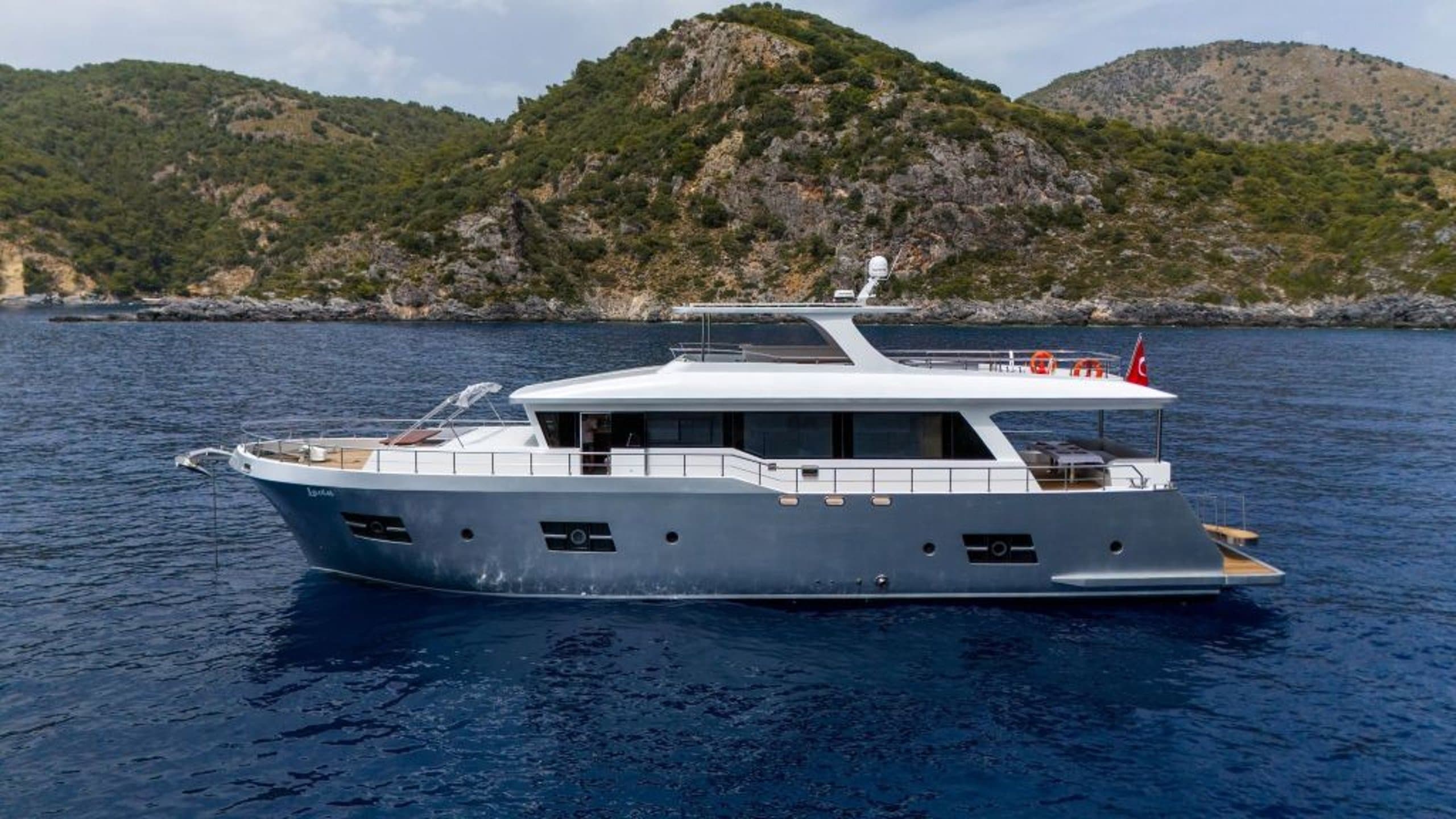 Motor yacht LAVIN 26.5m