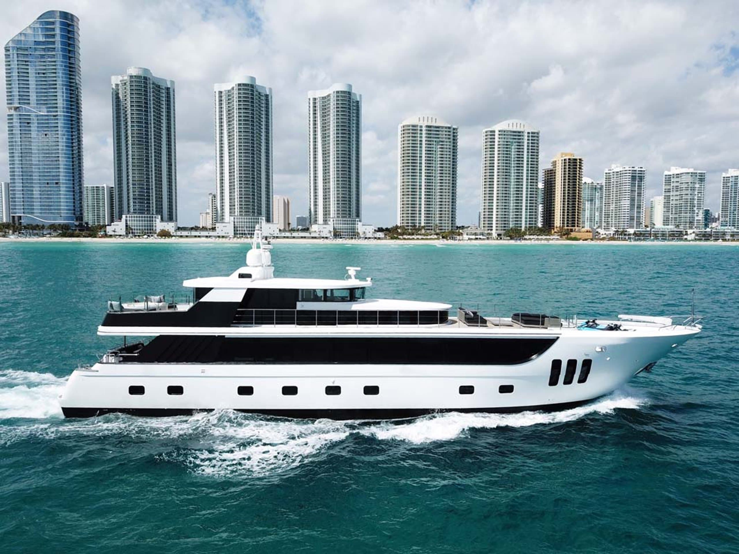 Motor yacht PRIVILEGE 34.14m