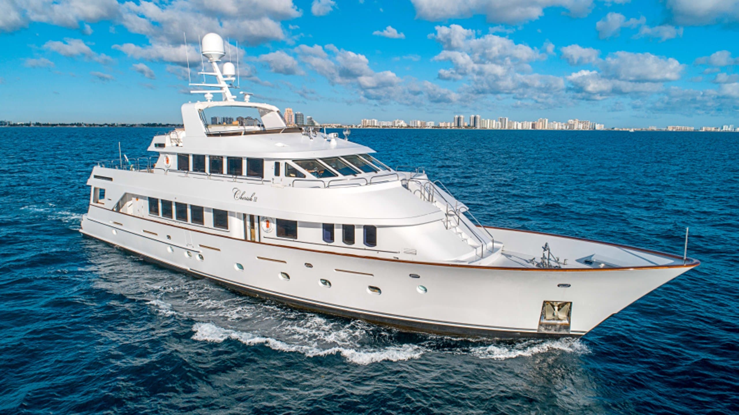 Motor yacht CHANSON 36.6m