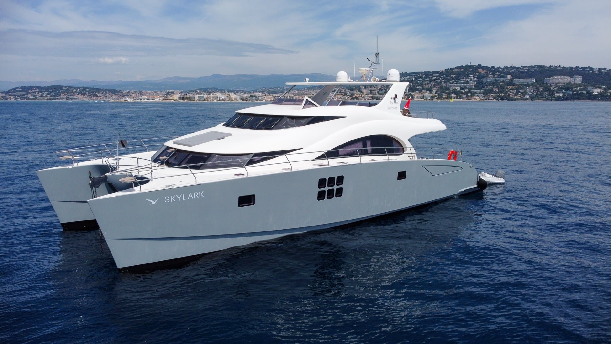 Motor yacht SKYLARK 21.34m