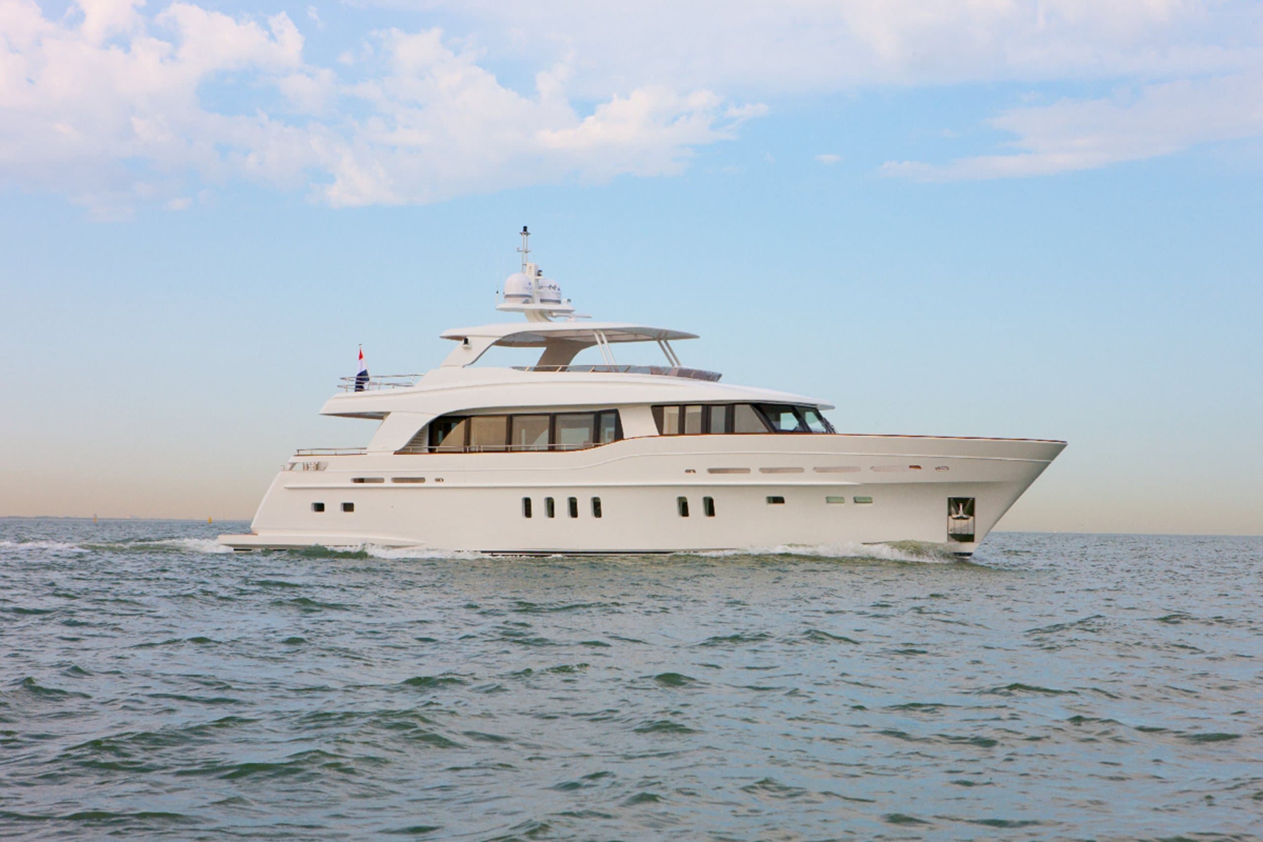 Motor yacht FIREFLY 28.65m