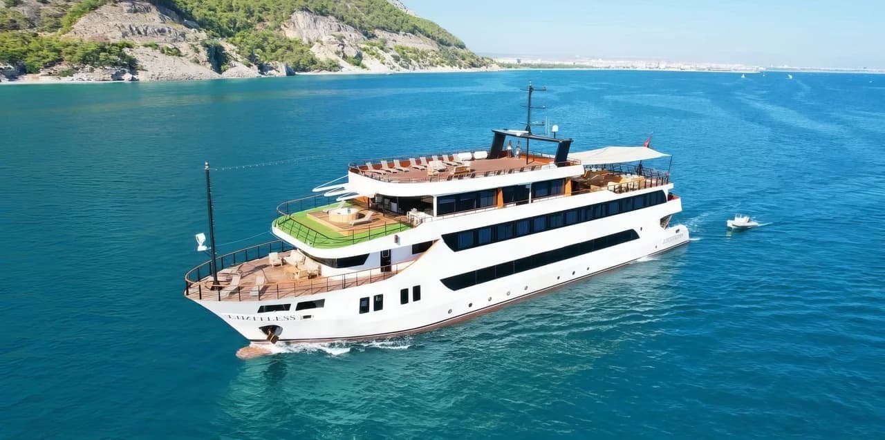 Yacht LIMITLESS 56m by Custom
