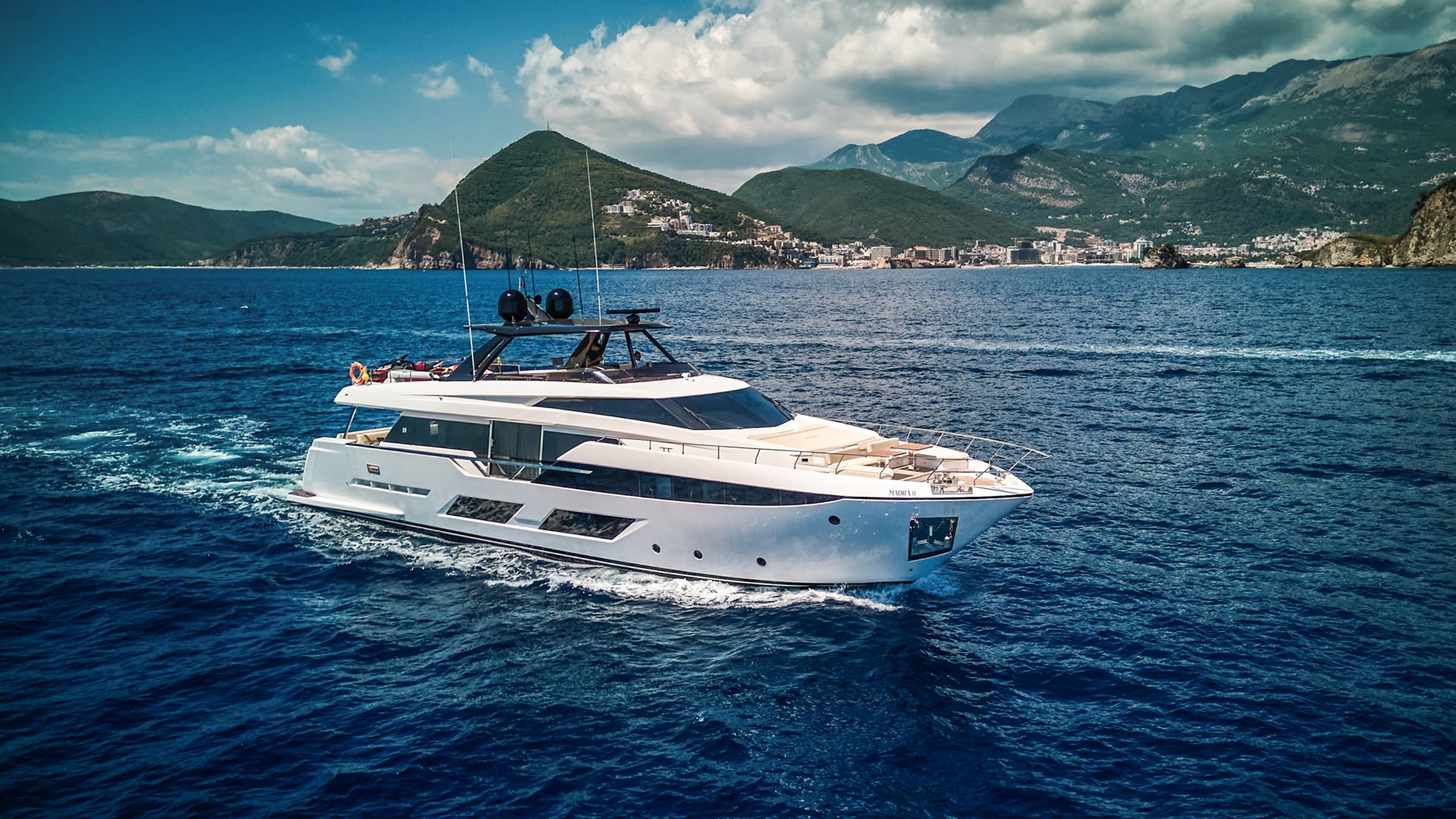 Motor yacht MADRA II 24m by Ferretti