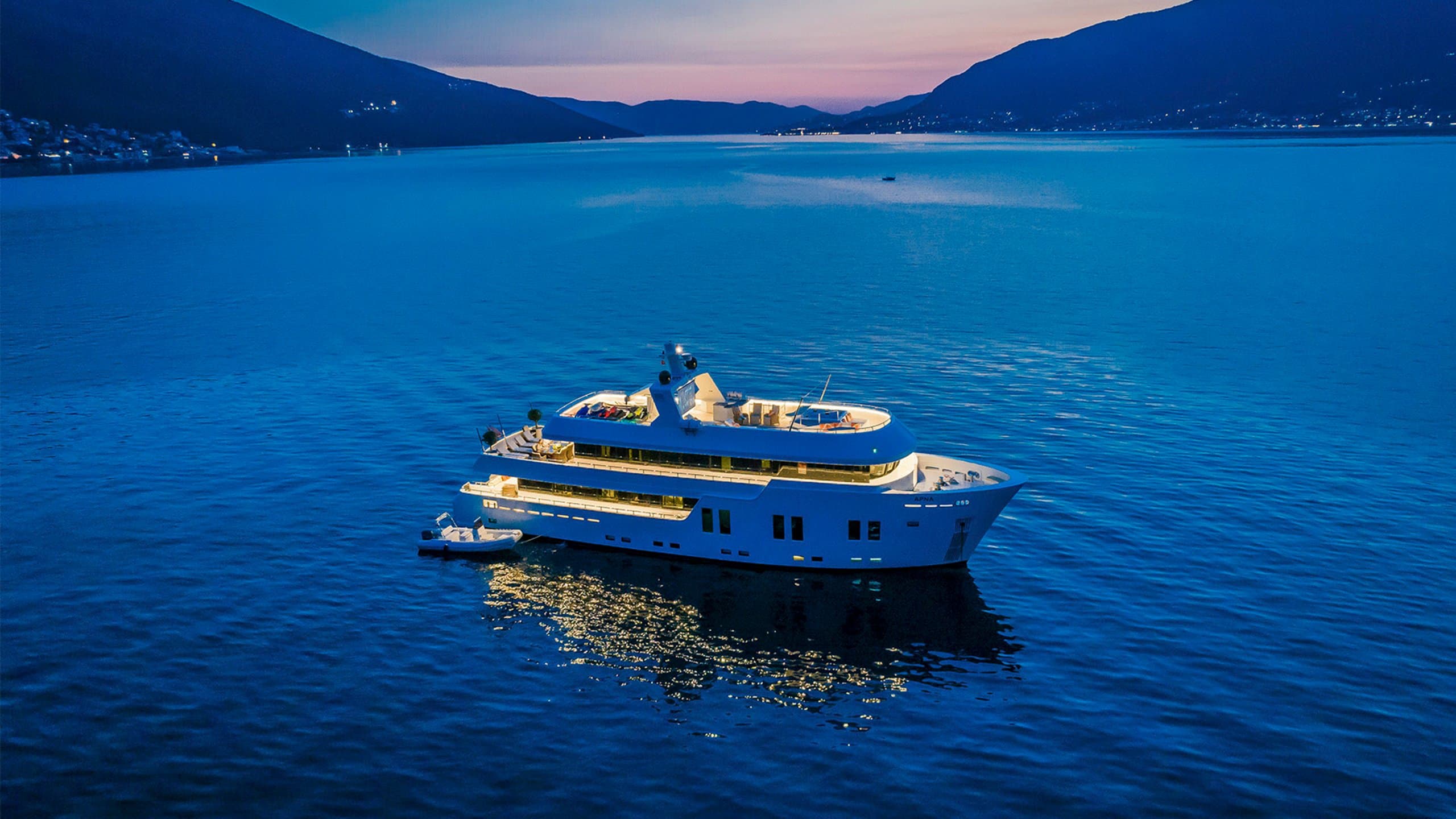 Motor yacht APNA 34.1m