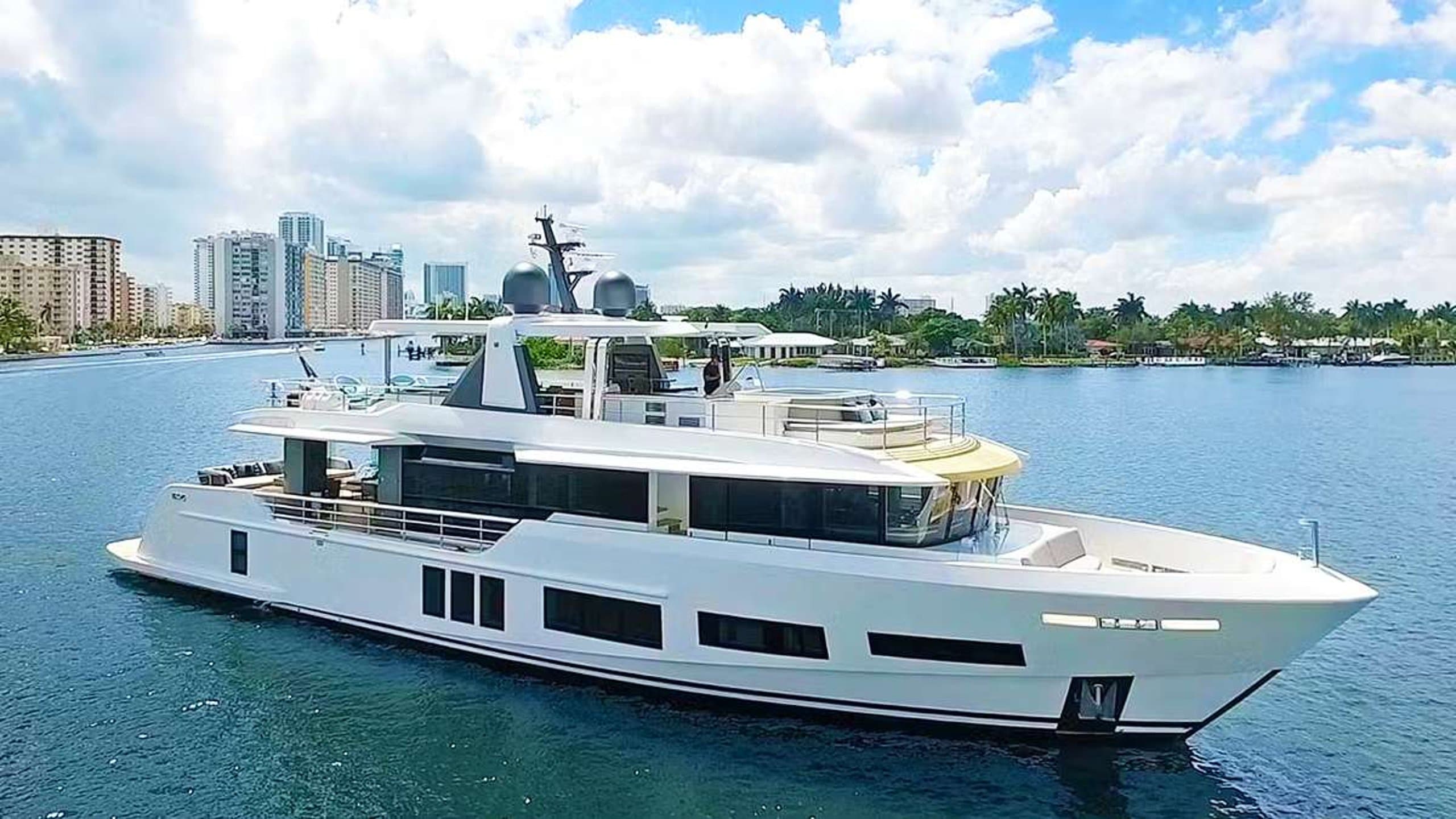 Motor yacht CYRA 32.31m