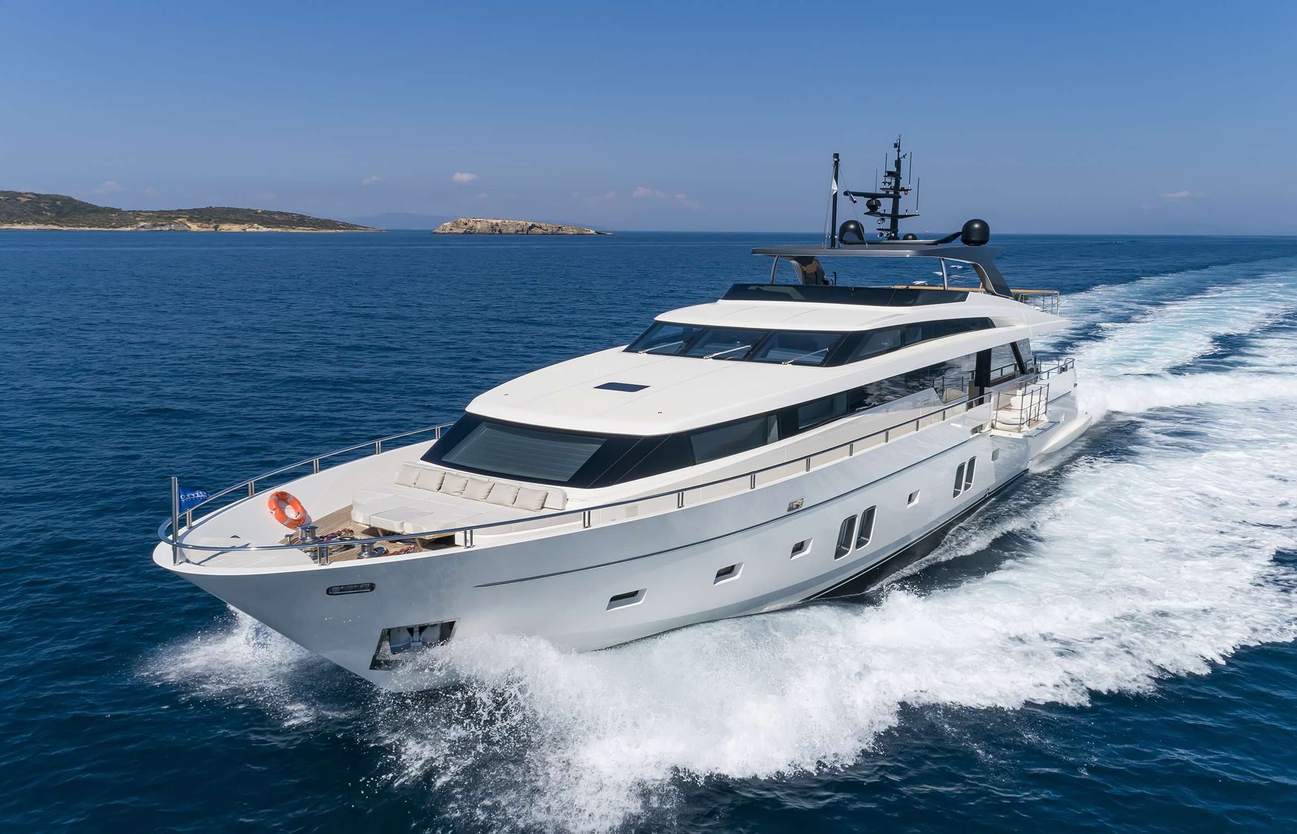 Motor yacht DINAIA 32.2m
