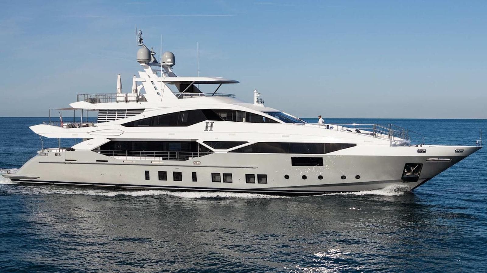 Motor yacht H 42.65m
