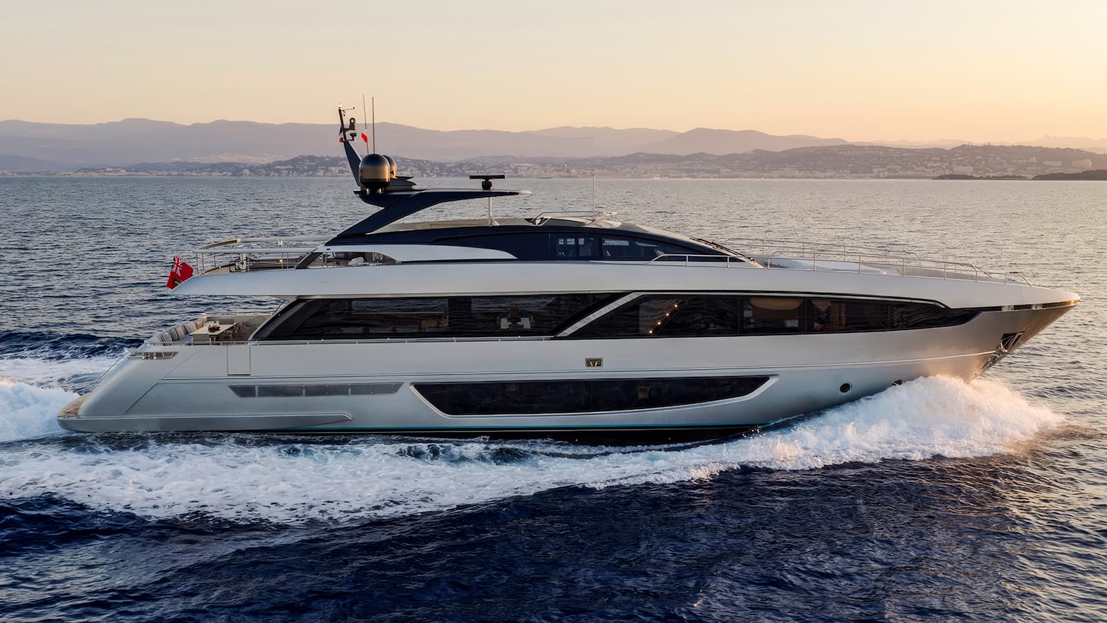 Motor yacht M 30.47m